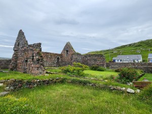 More ruins of the Iona nunnery with mostly grass in the foreground.